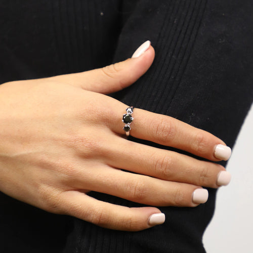 Anillo de Corona de Plata con Circonia Negra y Baño de Rodio - Alnur Joyería